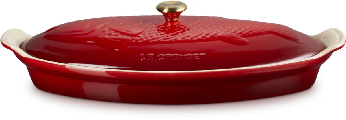 Heritage - Ovenschaal 'Vis -' in Aardewerk - Ovaal - 34cm van Le Creuset in Kersenrood – productfoto