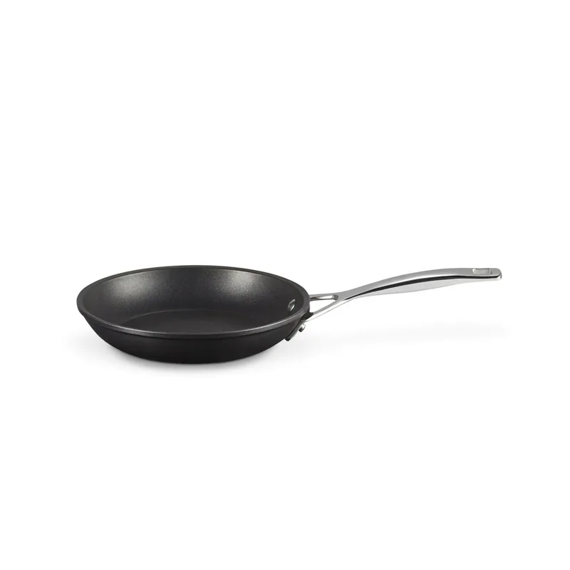 ondiepe koekenpan met geharde antiaanbaklaag - 28 cm, zwart by Le Creuset – product photo