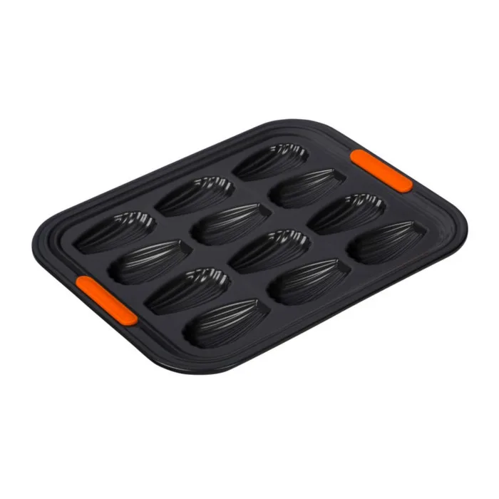 Patiliss - Bakvorm 12 Madeleines 34cm van Le Creuset – productfoto