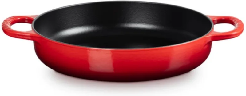 Signature Hapjespan met 2 grepen 28 cm van Le Creuset in Kersenrood – productfoto