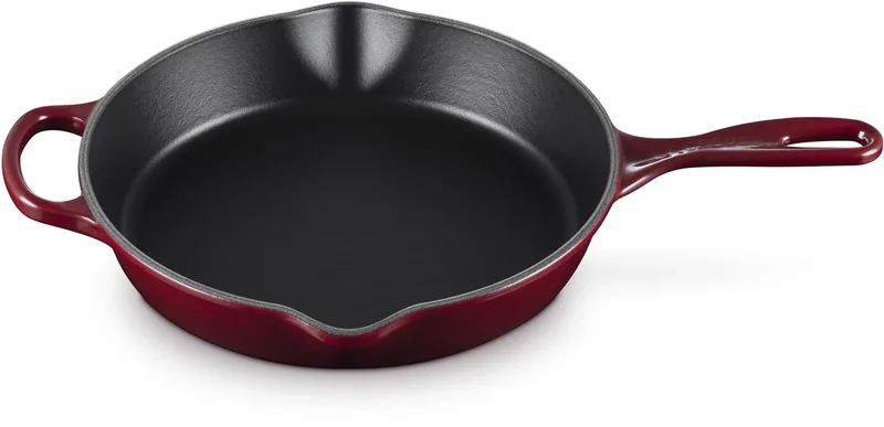 Signature Hoge Ronde Skillet Ø 26cm 2,0L by Le Creuset in Garnet – product photo