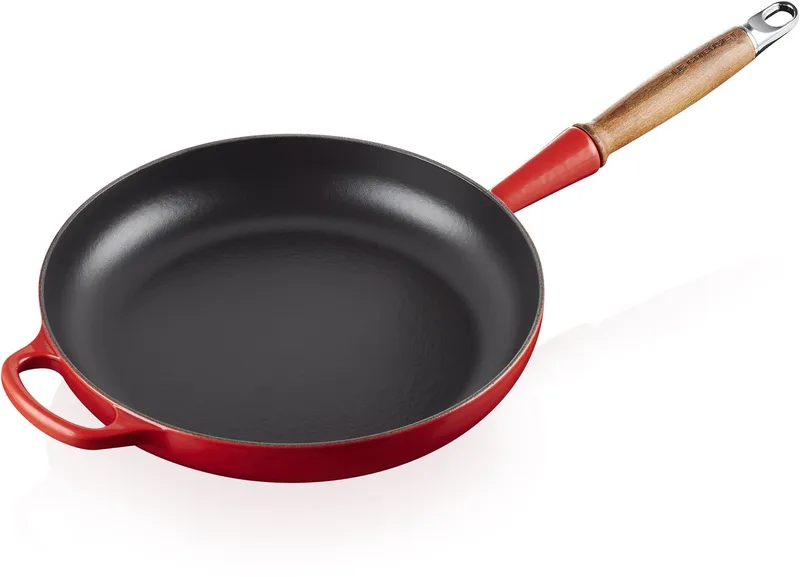 Signature Koekenpan met houten handvat Ø 28cm 2,6L van Le Creuset in Kersenrood – productfoto