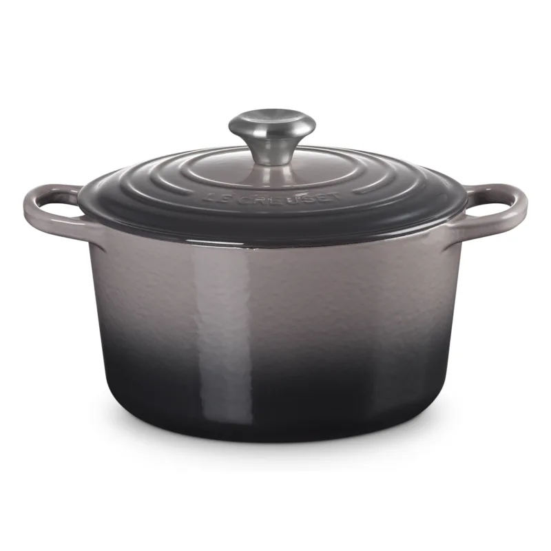 Signature runder Gusseisen-Bräter mit Deckel – 24 cm – 5 L – für alle Herdarten geeignet – Flintgrau van Le Creuset – productfoto