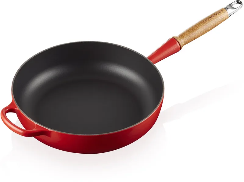 Signature Sauteerpan met houten handvat Ø 28cm 3,6L von Le Creuset in Kersenrood – Produktfoto