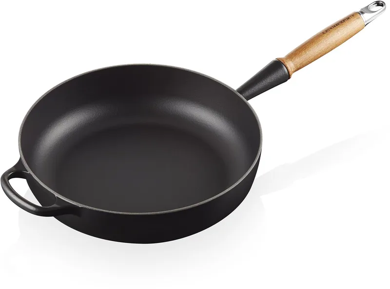 Signature Sauteerpan met houten handvat Ø 28cm 3,6L by Le Creuset in Mat Zwart – product photo