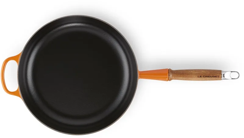 Signature Sauteerpan met houten handvat Ø 28cm 3,6L von Le Creuset in Oranjerood – Produktfoto