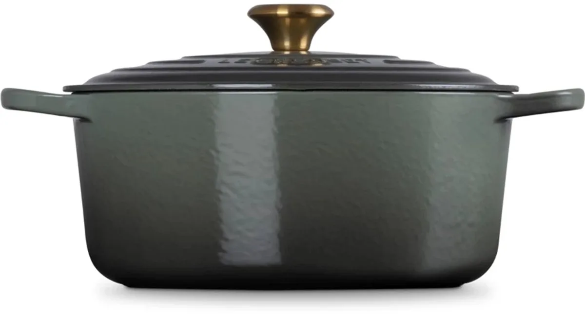Signature stoofpan rond 28cm - 6,7L thyme van Le Creuset in Groen – productfoto