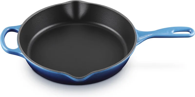 Skillet Signature - Azure - Ø 26 cm - Geëmailleerde Anti-aanbaklaag - Duurzaam, Vaatwasserbestendig en Ideaal voor Bakken en Braden van Kleine Gerechten från Le Creuset i Blå – produktbild