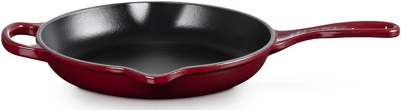 Skillet Signature - Ø 23 cm - Geëmailleerde Anti-aanbaklaag - Duurzaam, Vaatwasserbestendig en Ideaal voor Bakken en Braden van Kleine Gerechten by Le Creuset in Garnet – product photo