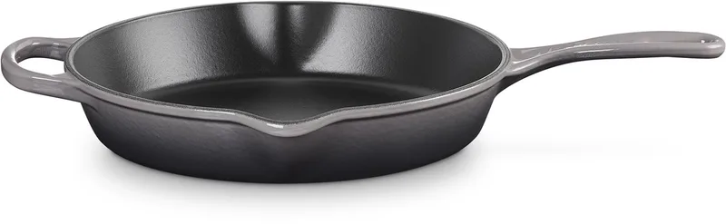 Skillet Signature - ø 26 cm - geëmailleerde anti-aanbaklaag von Le Creuset in Flint – Produktfoto