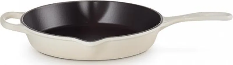 Skillet Signature - Ø 26 cm - Geëmailleerde Anti-aanbaklaag - Geschikt voor Alle Warmtebronnen, inclusief Inductie - Vaatwasserbestendig - Levenslange Garantie by Le Creuset in Meringue – product photo