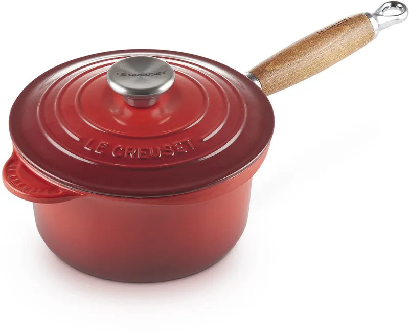 Steelpan met deksel en houten handvat KersenroodØ 18cm 1,8l van Le Creuset in Kersenrood – productfoto