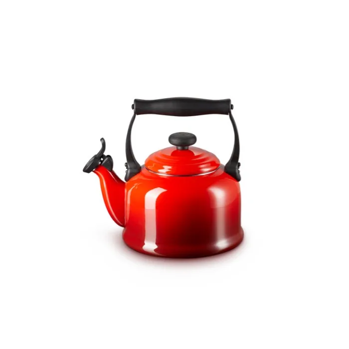 Tradition - Fluitketel 2,1L Kersenrood van Le Creuset – productfoto
