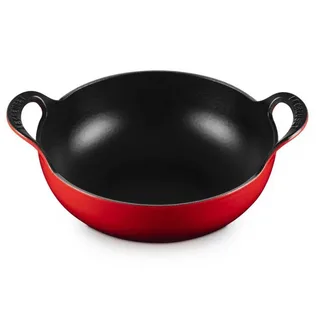 Wokpan / Balti Dish - Kersenrood - ø 24 cm / 2.7 liter - geëmailleerde anti-aanbaklaag fra Le Creuset i Rød – produktbillede 2 af 4