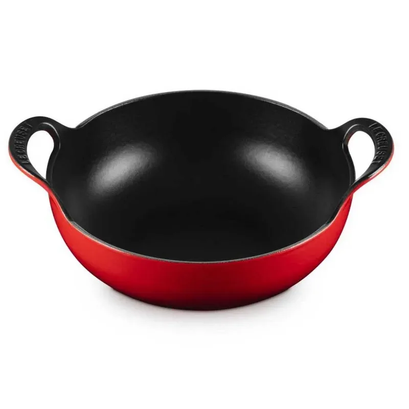 Wokpan / Balti Dish - Kersenrood - ø 24 cm / 2.7 liter - geëmailleerde anti-aanbaklaag fra Le Creuset i Rød – produktbillede 2 af 4