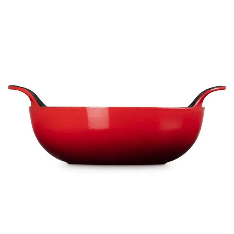 Wokpan / Balti Dish - Kersenrood - ø 24 cm / 2.7 liter - geëmailleerde anti-aanbaklaag fra Le Creuset i Rød – produktbillede 3 af 4