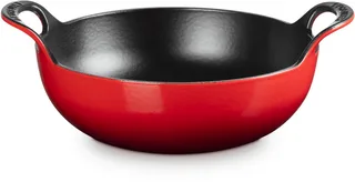 Wokpan / Balti Dish - Kersenrood - ø 24 cm / 2.7 liter - geëmailleerde anti-aanbaklaag fra Le Creuset i Rød – produktbillede 1 af 4