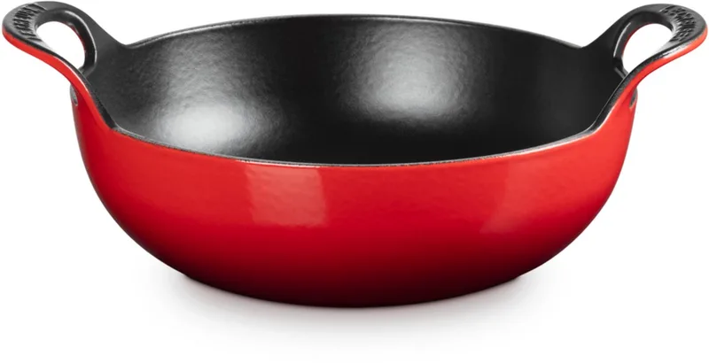 Wokpan / Balti Dish - Kersenrood - ø 24 cm / 2.7 liter - geëmailleerde anti-aanbaklaag fra Le Creuset i Rød – produktbillede 1 af 4