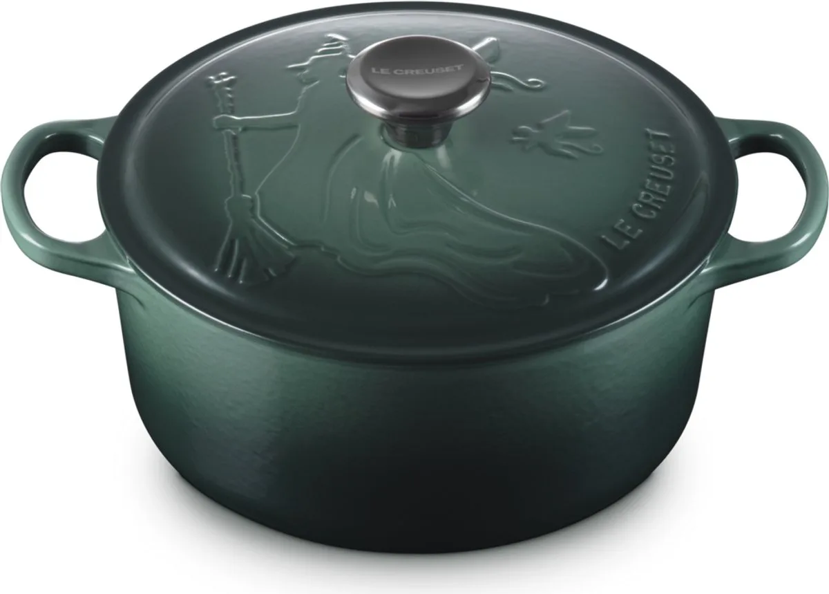 x Wicked Signature stoofpan rond 24cm Elphaba groen - limited edition van Le Creuset in Artichaut – productfoto