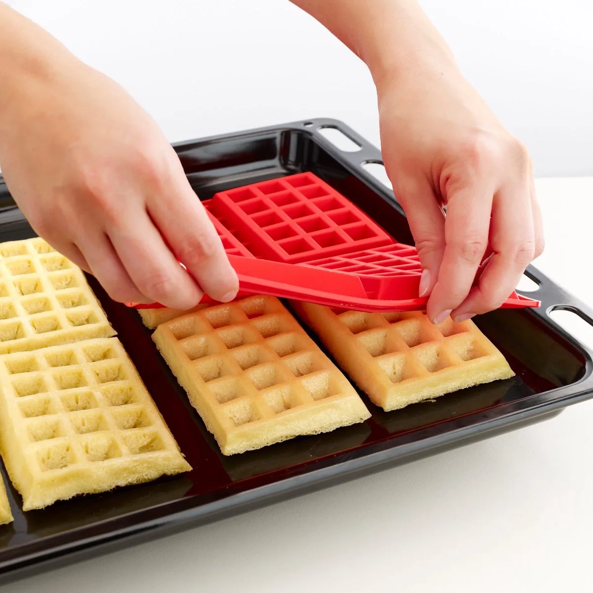 wafel set met Decomax deegspuit en 2 silicone bakvormen från Lékué i Röd – produktbild