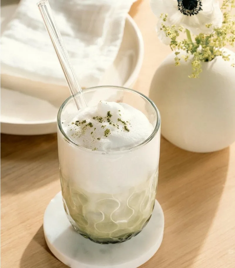 Matcha Latte Gläser mit Glastrinkhalm (2) Gocce 390 ml Set van 2 von Leonardo in Grün – Produktfoto 4 von 5
