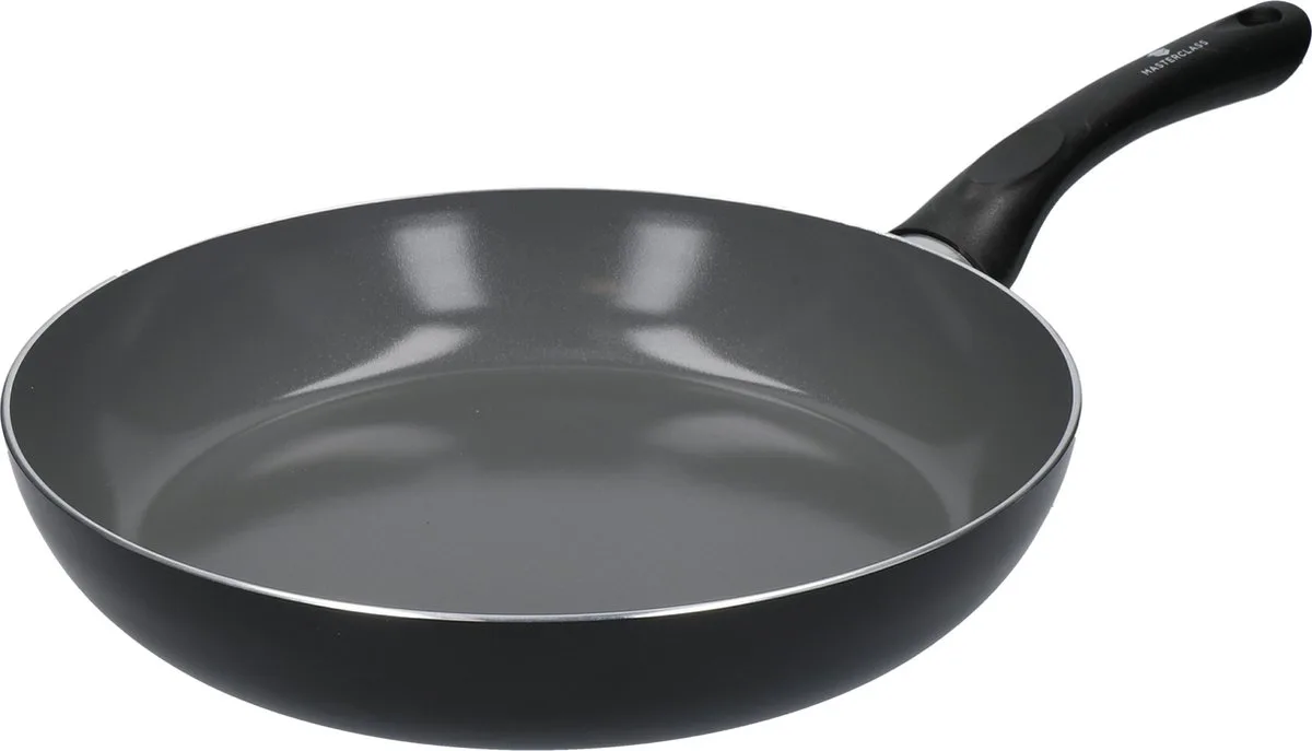 Can-to-Pan Keramische Eco koekenpan - gemaakt van 70 % gerecycleerd aluminium en met anti-aanbaklaag, 28 cm van MasterClass in Zwart – productfoto