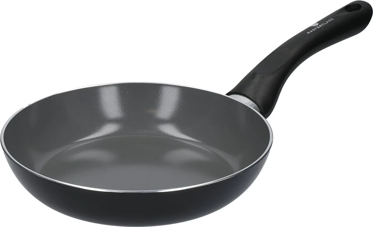 Can-to-Pan Keramische Eco Sauspan met antiaanbaklaag - vervaardigd uit 70% gerecycleerd aluminium 20 cm van MasterClass in Zwart – productfoto