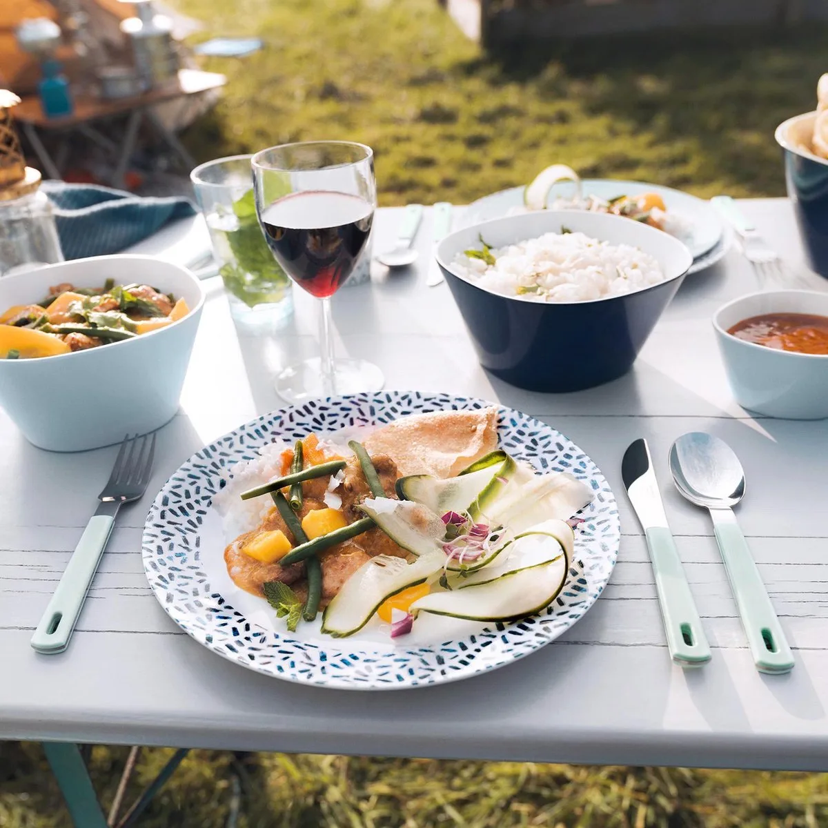 Bestekset 3-delig - zwart - Bestaat uit een vork. mes en lepel - meeneembestek voor onderweg - campingbestek van Mepal in Zwart – productfoto