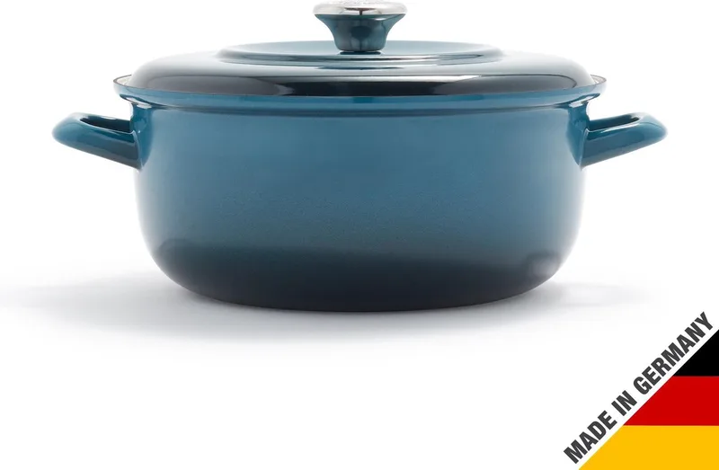 Braadpan 26 cm - 5L - Zonder PFAS-vrije antikleeflaag - Braadpan inductie - Ovenbestendig tot 315°C - Geëmailleerd gietijzer - Handgemaakt - Met deksel - Diepblauw by Merten & Storck in Blauw Groen – product photo