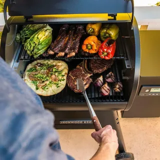 Ironwood 650 Pelletbarbecue by Messermeister in Traeger – product photo 5 of 6