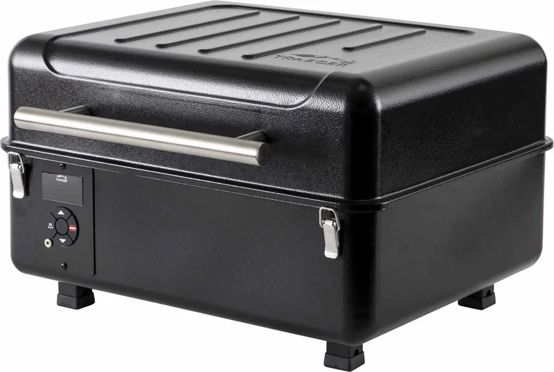 Traeger Ranger Pellet Grill - Draagbare pellet barbecue - Houtgestookte BBQ - Tot 230°C - Inclusief gietijzeren bakplaat en vleesthermometer by Messermeister in Black – product photo