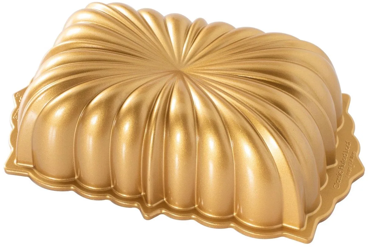 Bakvorm "Classic Fluted loaf pan" von Nordic Ware in Gold – Produktfoto