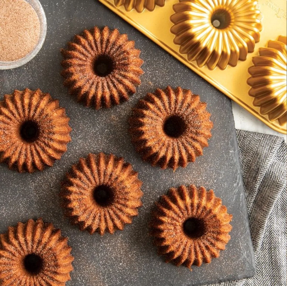 Tulband Bakvorm "Brilliance Bundtlette Pan" de Nordic Ware en Or – photo produit