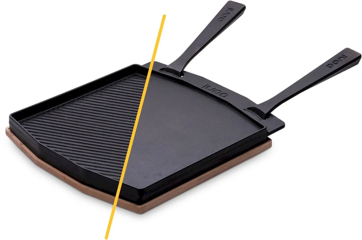 Grillplaat Grizzler - dubbelzijdig van Ooni in Zwart, Teakhout – productfoto