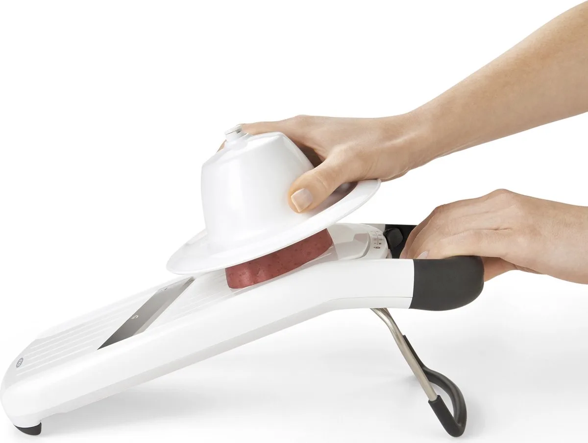 Mandoline - Keukensnijder - Groentesnijder - Met restenhouder fra OXO i Hvid – produktbillede