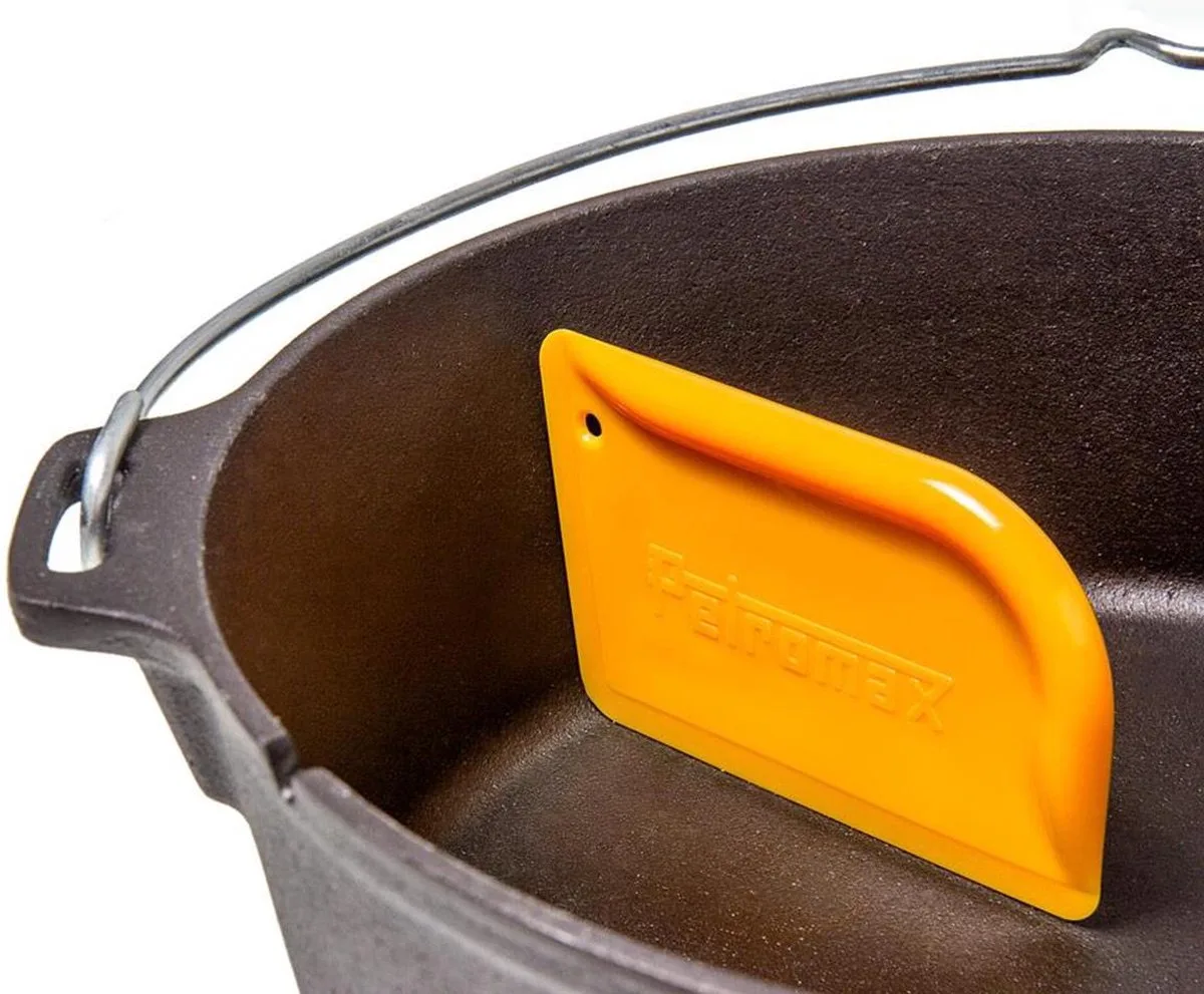 Dutch Oven en Skillet schraper van Petromax in Oranje – productfoto
