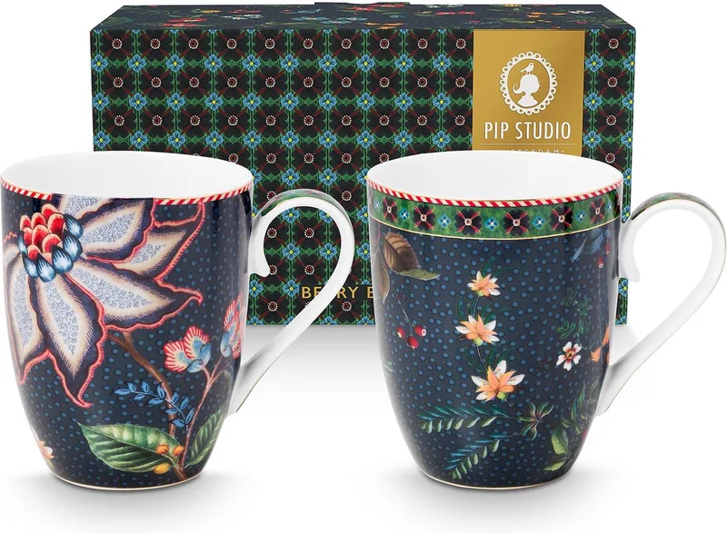 Berry Blues mokken set van twee donkerblauwe mokken (350ml) met bloemen - porselein von Pip Studio in Dunkelblau – Produktfoto