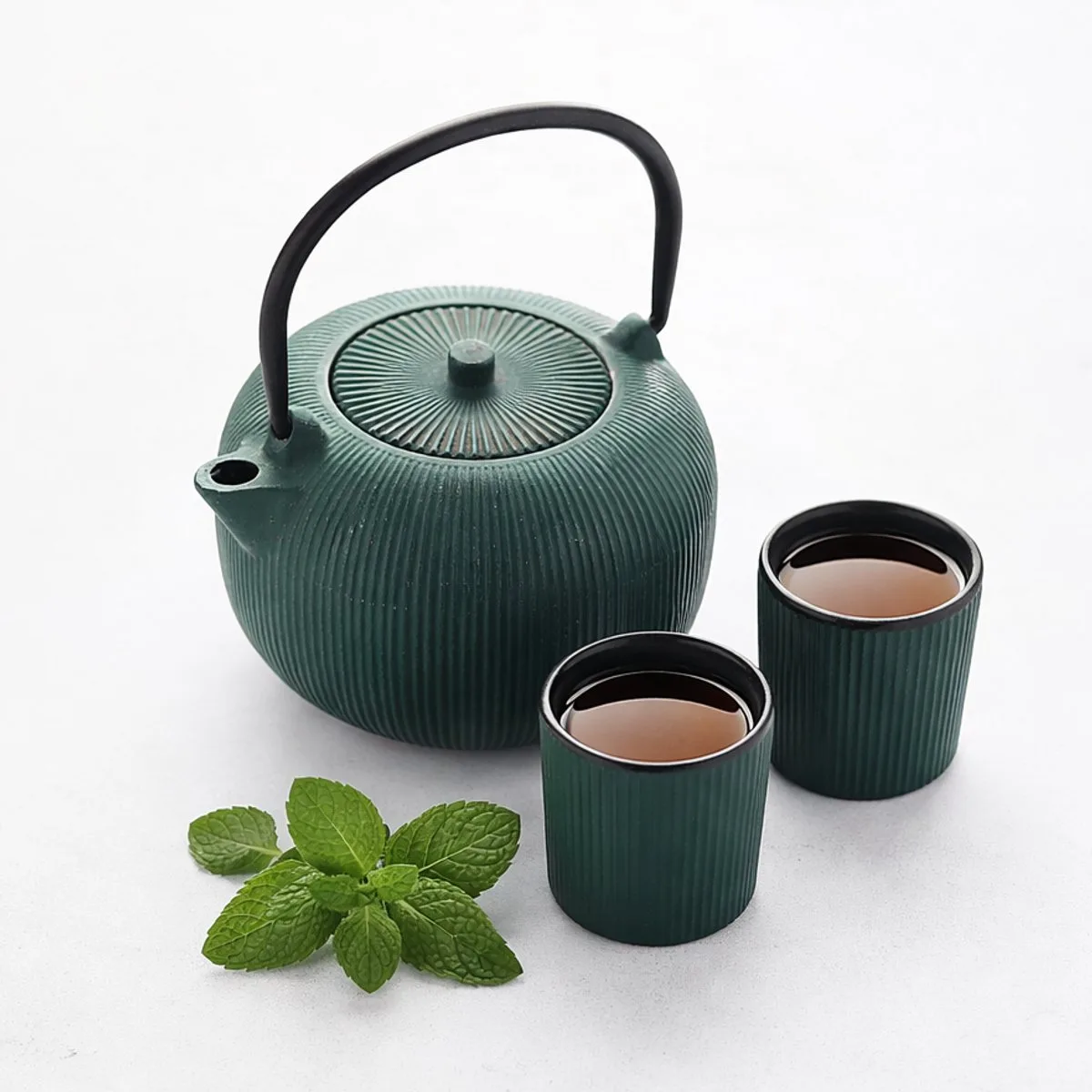 set geribbelde theepot en 2 kopjes uit gietzijzer met interne emaillaag Forest Green von Point-Virgule in Grün – Produktfoto
