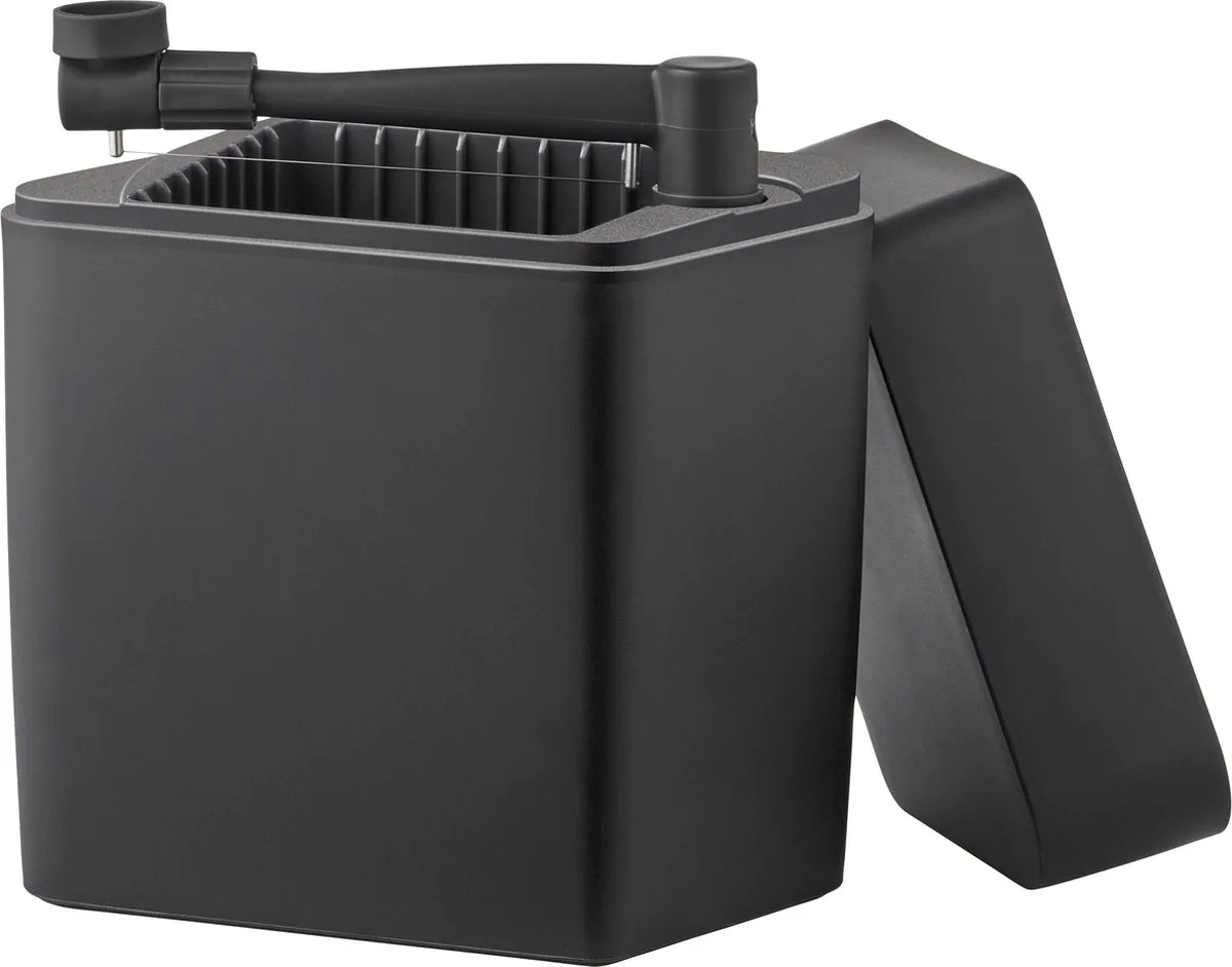 Classic Kaasdoos – Kaasdoos met Kaassnijder – Kaasschaaf – Oplosbare Snijdraad – Hygiënische Opberging – Kaasstolp – Zwart – 16,5×10×19 cm van Rosti in Zwart – productfoto