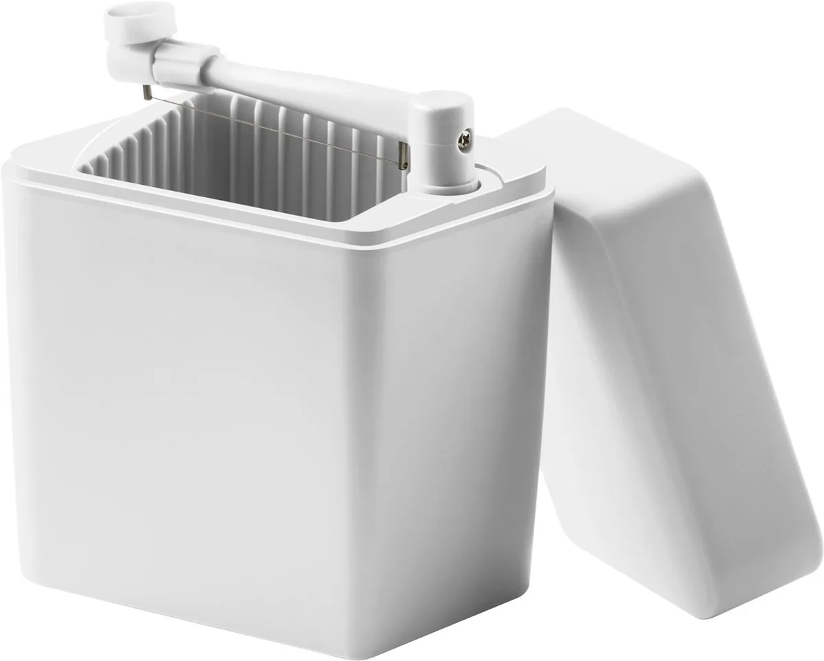 Classic Kaasdoos met Kaassnijder – Kaasschaaf – Oplosbare Snijdraad – Hygiënische Opberging – Kaasstolp – Wit – 16,5×10×19 cm fra Rosti i Hvid – produktbillede