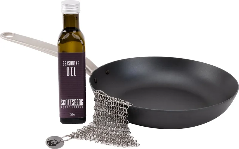 Carbon Steel - Starterset Plaatstaal - Koekenpan 28 cm, Inbrandolie 25 cl & Scrubmatje 14 x 14 cm - PFAS vrij by Skottsberg in Black – product photo