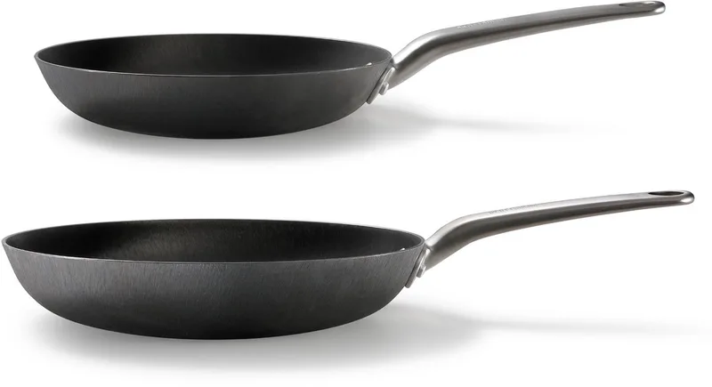 Cast Iron - 2-delige Koekenpannen set - 24 & 28 cm Gietijzer - PFAS vrij - Geschikt voor inductie, BBQ en open vuur de Skottsberg en Noir – photo produit