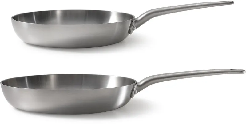 Skottsberg 2-delige Koekenpannenset - Stainless Steel - 24 & 28 cm - PFAS vrij - Geschikt voor inductie en oven von Skottsberg in Silber – Produktfoto