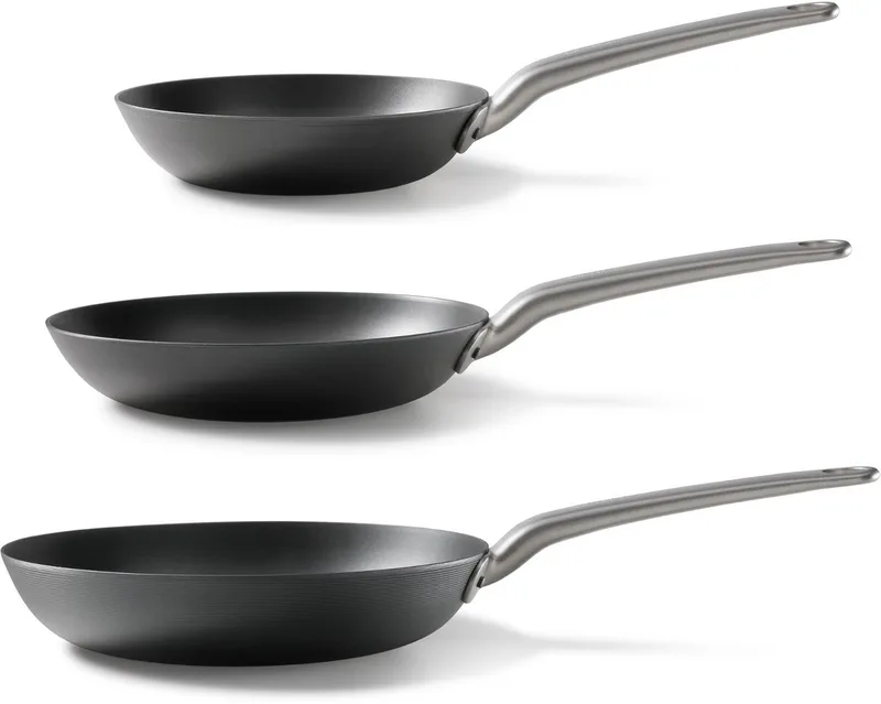 Skottsberg 3-delige Koekenpannenset - Carbon Steel - 20, 24 & 28 cm - PFAS vrij - Geschikt voor inductie en oven von Skottsberg in Schwarz – Produktfoto