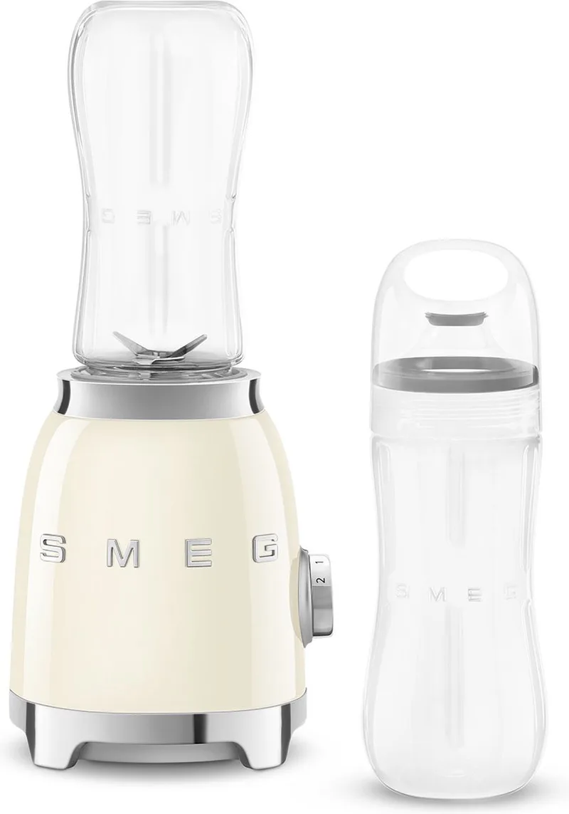 PBF01CREU Personal Blender - Smoothie Blender To Go - 300W - 2x 600 ml Tritan™ Renew Drinkflessen - 2 Snelheden - '50s Style von Smeg in Creme – Produktfoto