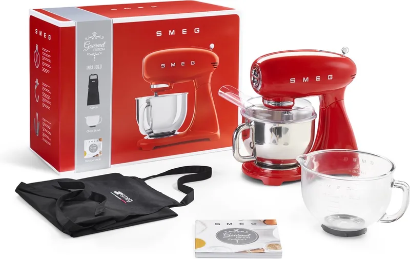 SMF43RDEU - Keukenmachine - Rood - 800 W - Full Color - Gourmet Edition by Smeg in Rood inclusief keukenschort, Glazen mengkom en receptenboekje – product photo