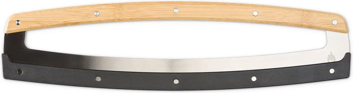 Pi Pizza Rocker Snijder | Multifunctioneel pizzames, moeiteloos snijden van pizza en kruiden, roestvrijstalen pizzasnijder met bamboe handgrepen, lengte: 47,6 cm fra Solo Stove i Sølv – produktbillede