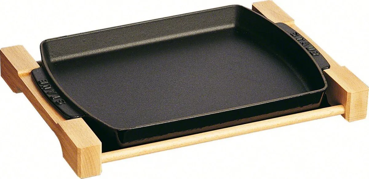 Gietijzeren Ovenschaal - In houten houder - 33 x 23 cm van Staub in Zwart – productfoto
