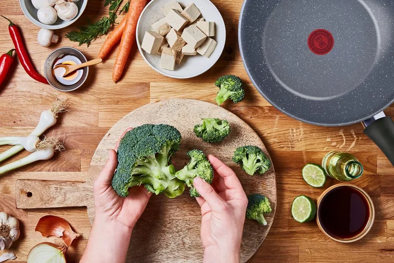 Healthy Chef - Wokpan - Ø28 cm - Geschikt voor Inductie - Anti-aanbaklaag - Gezond Koken by Tefal in Grey – product photo 4 of 5