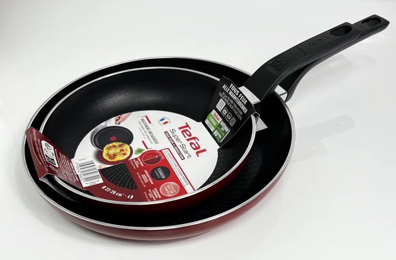 Super start - Pannenset - 22cm - 28 cm - Thermospot - Geschikt voor inductie by Tefal in Red – product photo